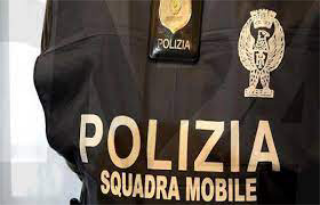 Picchia e rapina la ex compagna, ventottenne arrestato dalla polizia